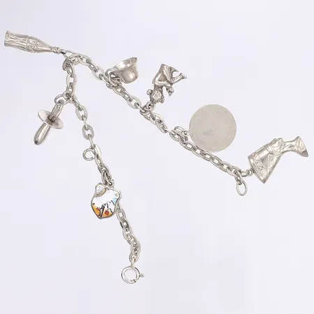 Armband ankarlänk med sju berlocker, 18,5cm, bredd 4mm, en ögla saknar berlock, påtagligt slitage, utbytt lås, silver 830/1000 Vikt: 15,6 g