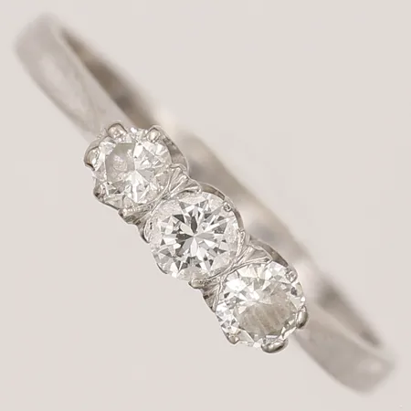 Ring med briljantslipade diamanter totalt 0,32ct, kvalitet ca TW-Cr(G-J)/SI, stl: 16½, 18K vitguld Vikt: 2,2 g