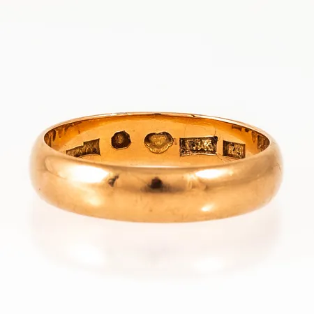 Graverat guld i 18K. Vikt: 7,7g. 