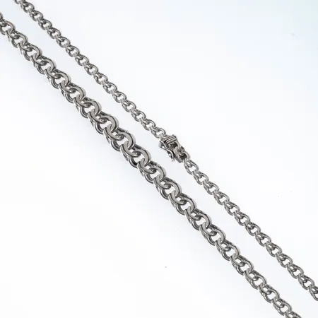 Colliér doserad Bismarck i silver (925/1000). Det är 50 cm långt, 5 - 10 mm brett och väger 22,2g. Kistlås. Stämplad GHA, 925. 