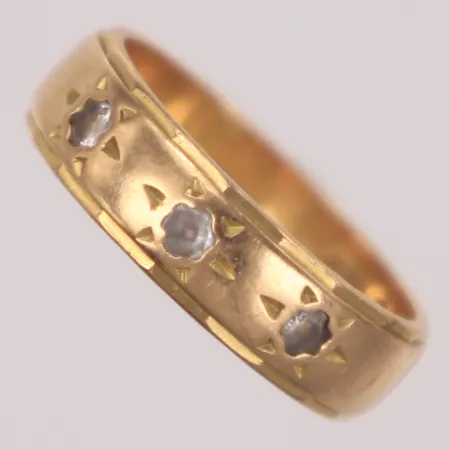 Ring, stl 15, bredd 5mm, vita stenar, 18K  Vikt: 3,8 g