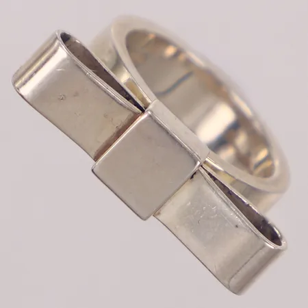 Ring, Bow Wow Wow, Efva Attling, stl 17½, dekor 28x8mm, repor, 925/1000 silver Vikt: 11,1 g