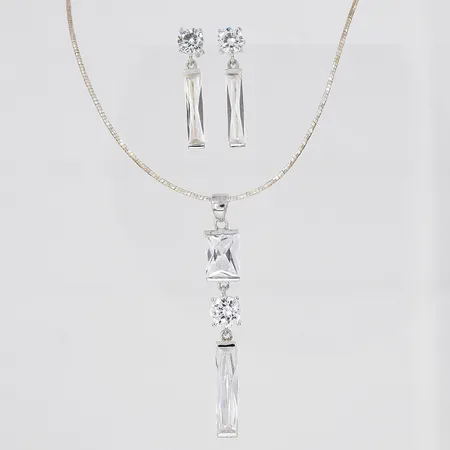 Set med collier, 43cm, ett par örhängen, längd 27mm, vita stenar, GHA, silver 925/1000 Vikt: 15,5 g