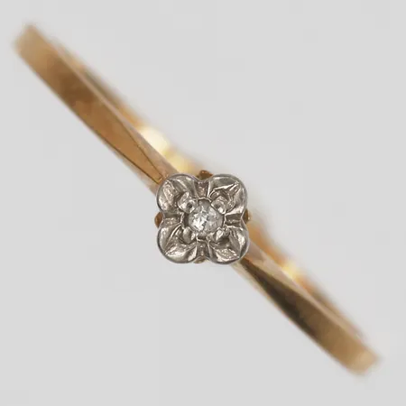 Ring med diamant ca 1x0,005ct, 14 ¾, svensk importstämpel, 18K Vikt: 0,9 g