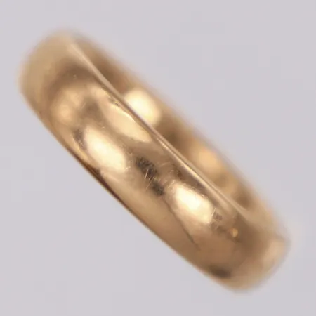 Ring slät, stl 17, bredd 5mm, gravyr, 18K  Vikt: 8,1 g