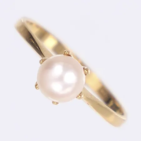 Ring med pärla troligen odlad sötvatten, stl 17, bredd 2-6mm, 18K Bruttovikt: 2g Vikt: 2 g