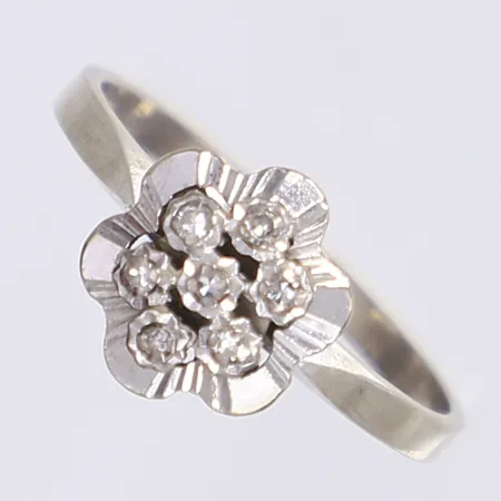 Ring med vita stenar, stl 18½, bredd 2-10mm, importstämplad, vitguld 18K Vikt: 2,9 g