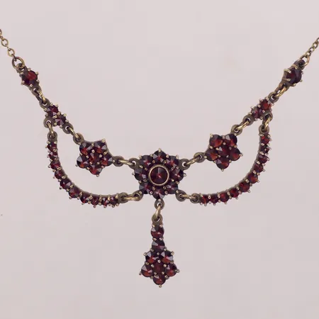 Collier med granater, längd 41,5cm, bredd 1,7-33mm, förgyllt silver 925/1000 Vikt: 8,7 g