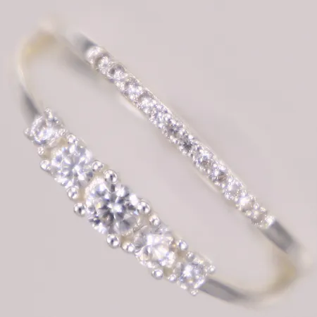 Ring med vita stenar, stl 19, bredd 7,8mm, Ett par örhängen med vita stenar, Glitter, 925/1000 silver Vikt: 2,3 g