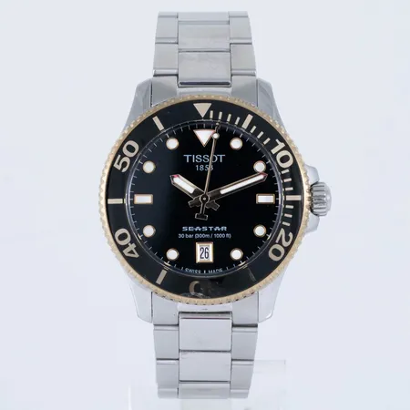 Damur Tissot Seastar 1000, boett Ø 36 mm, ref: T120210 A, 30 ATM, svart urtavla, quartz, datum, safirglas, antireflexbehandling, viklås. Repor/sprickor på ringen. Går ej, batteribyte krävs?