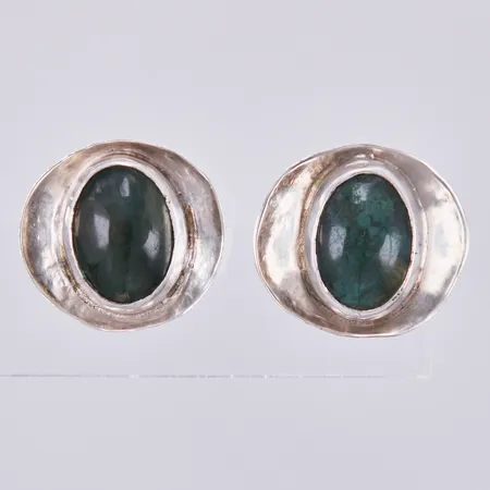 Ett par örhängen med gröna stenar, Ø ca 24mm, 925/1000, silver Vikt: 10,5 g