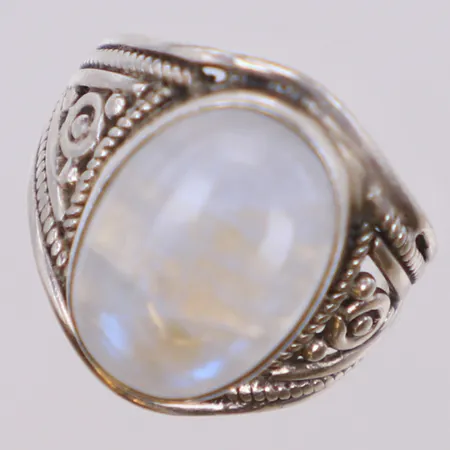 Ring med vit sten, stl 16, bredd 17mm, 925/1000 silver Vikt: 3,9 g