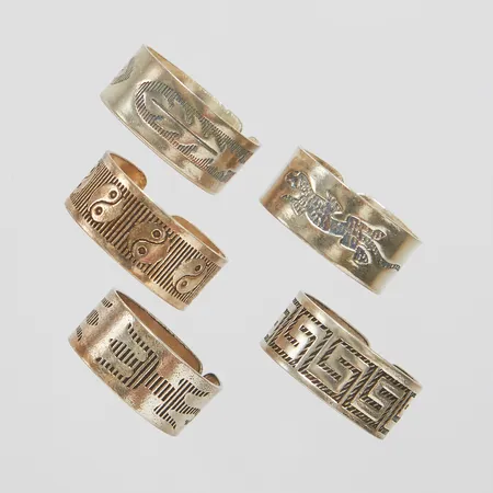 Fem ringar, mönsterdekor, reglerbar storlek, bredd 9,2mm, 925/1000 silver Vikt: 16,7 g