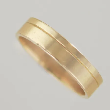 Ring, Ø 21 mm, bredd 5,5 mm, graverad, 18K Vikt: 7,6 g