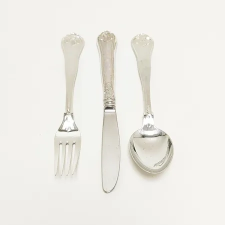 Bestick, tre gafflar, längd ca 18cm, tre skedar, längd ca 18,1cm, två knivar, blad med rostfritt stål,  längd ca 18,6cm, MEMA, 830/1000 silver, bruttovikt: 421,5g.
