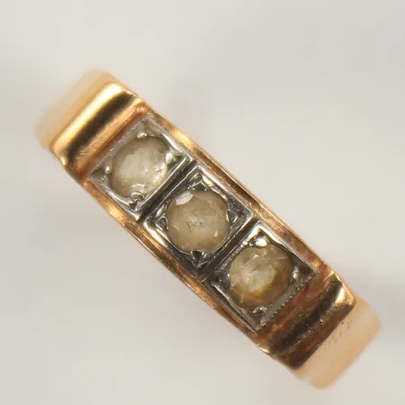 Ring med vita stenar, gravyr/sliten, 18K Vikt: 2,7 g