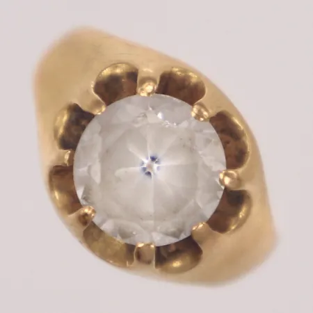 Ring, stl 14½, bredd 3-11mm, vit sten, 18K bruttovikt: 4,9g Vikt: 4,5 g