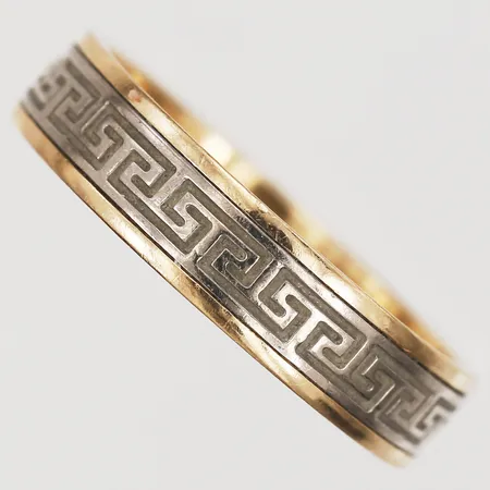 Ring med dekor av meanderbård, tvåfärgad, stl: 17¾, bredd: 4,5 mm, gravyr, 18K guld. Vikt: 4,8 g