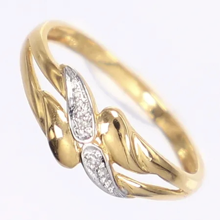 Ring med diamanter 2x ca 0,005ct, stl 17, bredd 1,5-7mm, 18K Vikt: 1,7 g