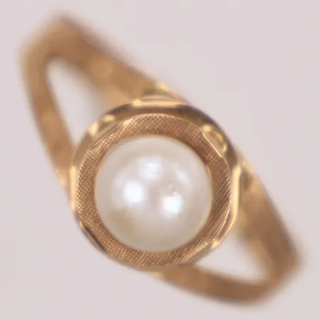 Ring, stl 18, bredd 3-9mm, odlad saltvattenpärla, 18K Vikt: 1,8 g