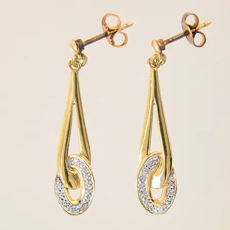 Ett par örhängen med 8/8-slipade diamanter 8 x ca 0,005ct, 34x7,6mm, 18K Vikt: 3,5 g