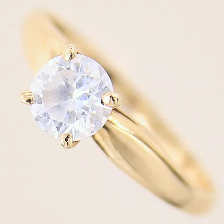 Ring med vit sten, stl 18, bredd 2-6mm, 10K  Vikt: 1,9 g