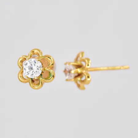 Ett par örhängen, Ø 6,6mm, vita stenar, en stopp saknas, skeva stift, 18K Vikt: 0,8 g