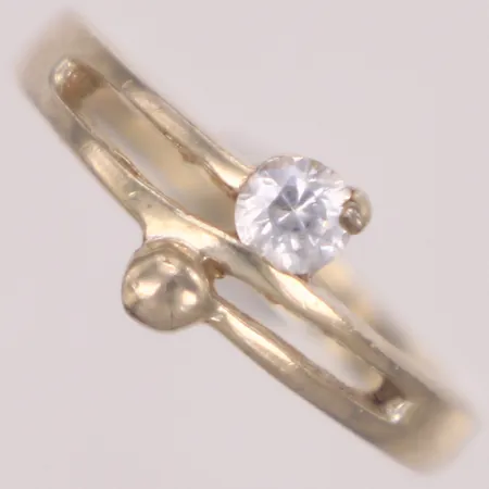 Ring med vit sten, stl 17½, 925/1000 silver Vikt: 2,9 g
