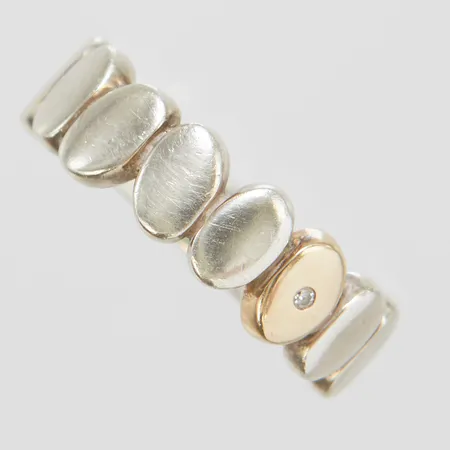 Ring, vit sten, stl 18¾, bredd 5-6,5mm, förgylld del, 925/1000 silver Vikt: 5,5 g