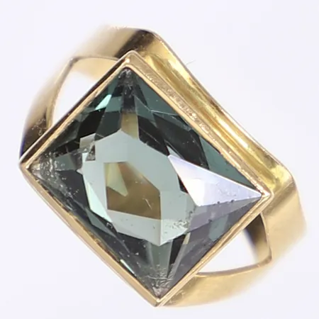 Ring med grön sten, stl 15½, bredd 3-10mm, 18K Bruttovikt: 3,5g Vikt: 3,5 g