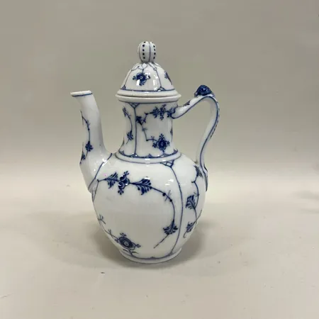 Kaffekanna med lock, musselmalet, Royal Copenhagen, nummer 1/47 15, höjd ca 22cm, tillverkningsfel på lock, nagg/bruksslitage, porslin  Skickas med postpaket.