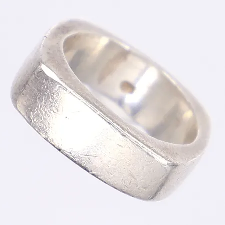 Ring, stl 16½, bredd 6mm, ostämplat silver Vikt: 9,5 g