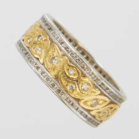 Ring med diamanter 24 x ca.0,01ct samt 96 x ca.0,007-0,01ct, stl 16¾, 18K samt sannolikt platina, PT950, bruttovikt 9,1g.