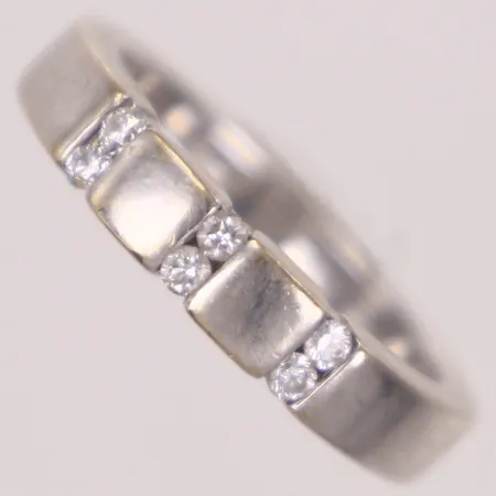 Ring med diamanter 0,7ctv enligt gravyr, stl 16½, bredd 4mm, vitguld, bruksskick, 18K  Vikt: 6 g