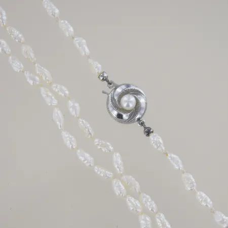 Pärlhalsband med silverlås, längd 49 cm, 925/1000 Vikt: 14 g