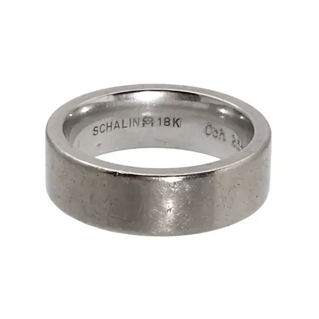 Ring, 18K vitguld, slät kraftigare modell, SCH, Ø18½ mm, bredd 7 mm, gravyr, märken / slitage på skenan Vikt: 16,2 g