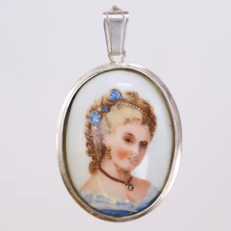 Hänge, längd 43mm, porslin, Limoges, France, silverram, öppningsbar ögla Vikt: 11,6 g