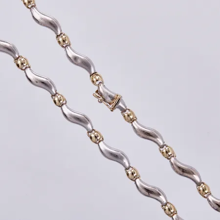 Collier, längd: ca 47,5cm, bredd: ca 6mm, repig/bucklig, vitguld/gultguld, 14K  Vikt: 20 g