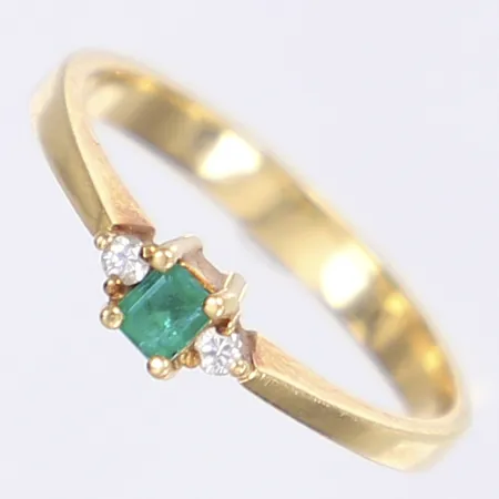 Ring med diamanter 2x ca 0,02ct samt rön sten troligen smaragd, stl 16½, bredd 2-4mm, 18K Vikt: 2,3 g