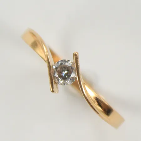 Ring med vit sten, stl 17, bredd 1-4mm, 18K  Vikt: 1,5 g