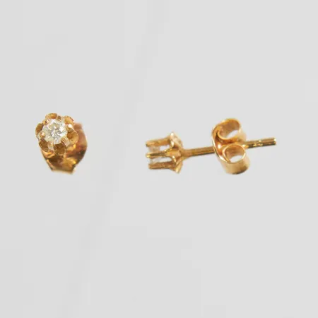 Ett par örhängen, diamanter 2 x ca 0,05ct, Ø 4,5mm, 18K Vikt: 0,9 g