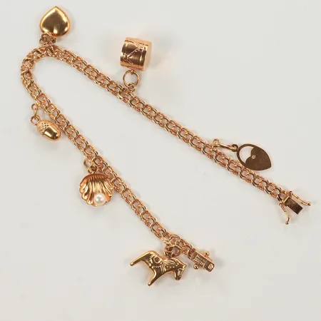 Armband bismarck med 6 berlocker varav en med pärla, 18,5 cm bredd 4 mm, 18K Vikt: 9 g