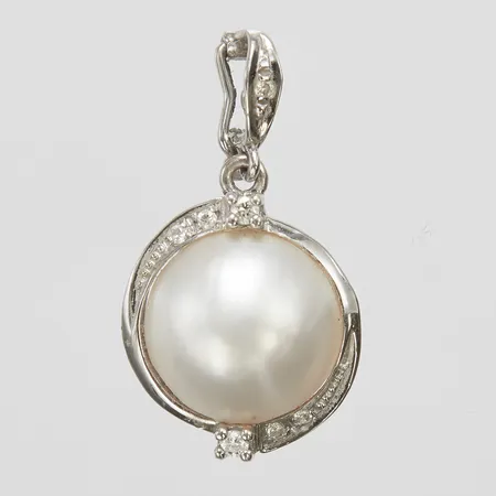 Hänge med mabépärla samt 7 diamanter 0,11ct enligt gravyr, 28,5x16mm, öppningsbar ögla, vitguld, bruttovikt 18K Vikt: 3,5 g