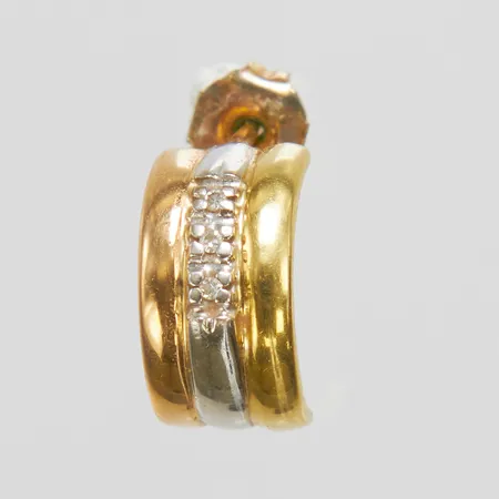 Örhänge, halvcreol, udda, 11,6x6,3mm, diamanter 3 x ca.0,005ct, trefärgat, matchar A90755, 18K Vikt: 1 g
