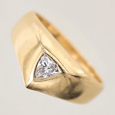 Ring med triangelslipad diamant, 0,26ct enligt gravyr, kvalitet ca Wesselton(H)/VS, stl 16¾, bredd 3-9mm, skena med mindre repor, 18K  Vikt: 8,6 g