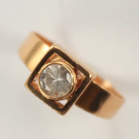 Ring med vit sten, stl 17 bredd 2,5-8mm höjd 6mm,  Alton, 18K  Vikt: 3,7 g