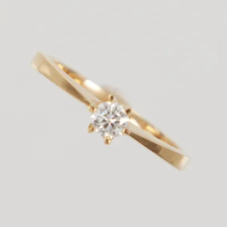 Solitär ring, stl 19, bredd 2-5,2mm, briljantslipad diamant 1x 0,25ct, ca W/P, 18K,  Vikt: 3,6 g