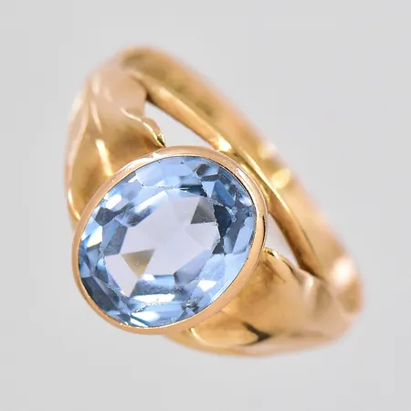 Ring med ljusblå sten, stl 18½, graverad, naggad, 14K Vikt: 2,4 g