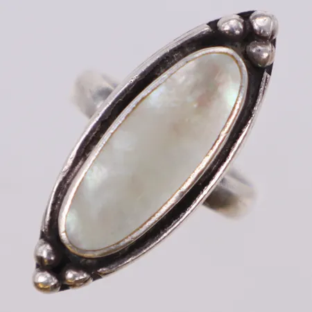 Ring med pärlemor, stl 16¾, bredd 31mm, bucklig skena, 925/1000 silver Vikt: 8 g