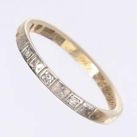 Ring med diamanter 3x ca 0,01ct, stl 16¾, bredd 2mm, gravyr, 18K Vikt: 2,1 g
